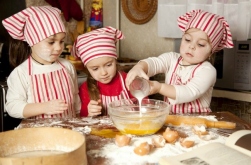 Dạy làm bánh cho trẻ